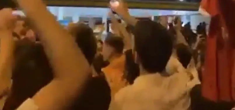 Galatasaray taraftarı Atatürk Havalimanı'nı inletti: Taraftar çıldırdı Cristiano Ronaldo'yu istiyor!