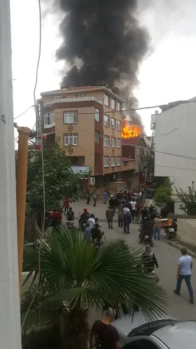 İstanbul'da binanın çatısında korkutan yangın - 1