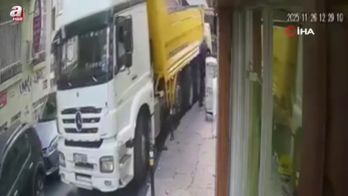 Beyoğlu'nda hafriyat kamyonunun çarptığı demir duba dükkanın içine fırladı: O anlar kamerada