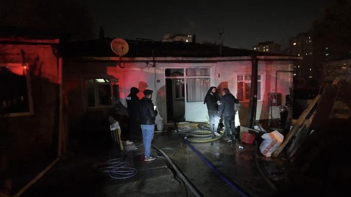 İstanbul'da yangın paniği: Gecekondu alevlere teslim oldu