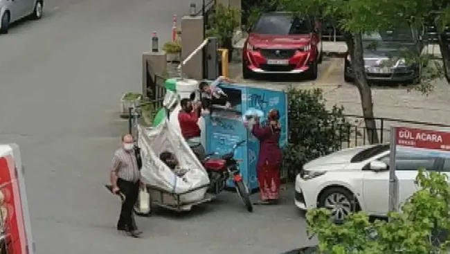 İstanbul’da giysi kumbarasından yapılan hırsızlık kameraya yansıdı - 4