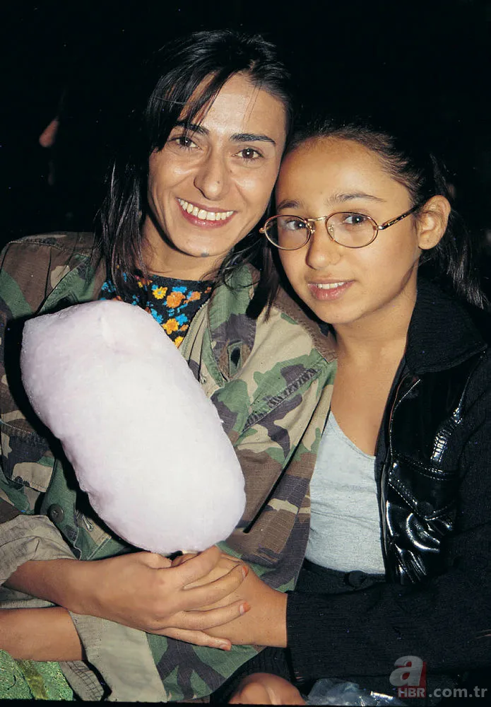Hülya Avşar'ın kızı Zehra Çilingiroğlu sevgilisiyle görüntülendi! 17