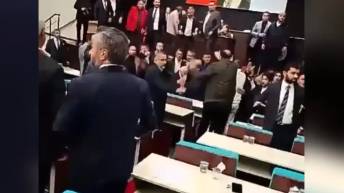 Kağıthane Belediye Meclisi'nde CHP'den Ahmet Özer provokasyonu!