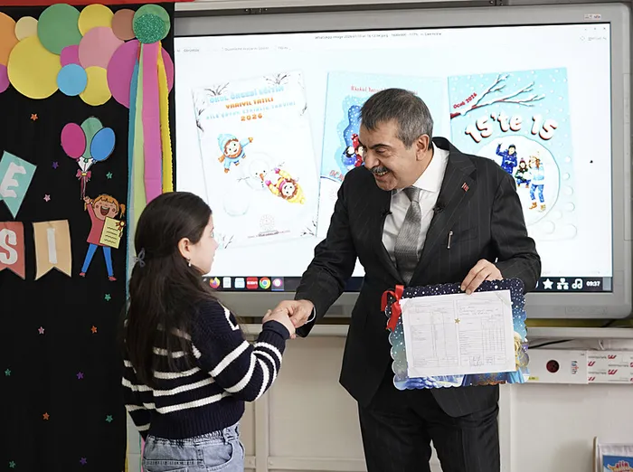 Bakan Yusuf Tekin CHP’nin ’Karnelerden Atatürk fotoğrafı kaldırıldı’ iddialası yalanladı