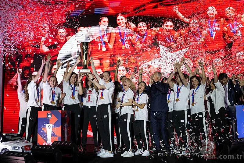 Filenin Sultanları Avrupa zaferini doyasıya kutladı! Melissa Vargas "Malatya bulunmaz eşin" türküsüyle coştu! İşte o anlar... 1