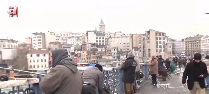 galata-koprusunde-akilalmaz-olay-balik-dolu-kovayi-denize-bosaltti-1770534622714.jpeg Galata Köprüsü’nde akılalmaz olay! Balık dolu kovayı denize boşalttı - 4