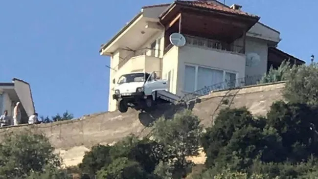Bursa’da yoldan çıkan kamyonet uçurumda askıda kaldı! - 2
