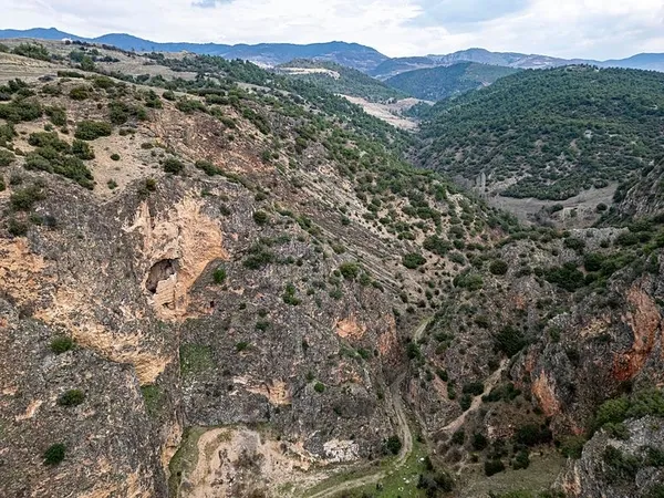 nuh-tufaninda-siginak-olmustu-luvi-magarasi-kesfedilmeyi-bekliyor-1710148646704.jpeg Nuh Tufanı'nda sığınak olmuştu! Luvi Mağarası keşfedilmeyi bekliyor - 2
