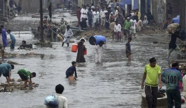 Pakistan'da sağanak yağmurlar nedeniyle 10 kişi öldü - 2