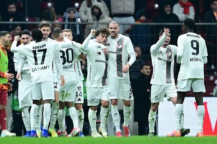 galatasaray-evinde-yara-aldi-istanbulda-puanlar-paylasildi-taraftardan-yonetime-tepki-1768677045912.jpeg Fotoğraf (AA)