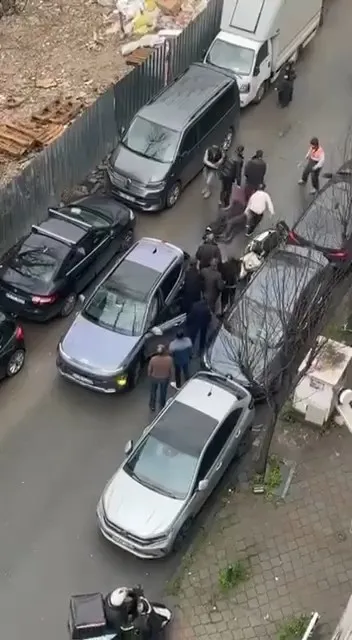 besiktasta-park-yeri-kavgasi-kanli-bitti-dehset-anlari-kamerada-1771018169276.jpg Beşiktaş’ta park yeri kavgası kanlı bitti! Dehşet anları kamerada - 1