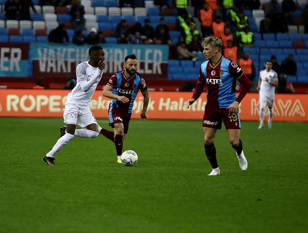 canli-trabzonspor-hangikredi-umraniyespor-maci-canli-anlatim-izle-super-ligde-zorlu-karsilasma-1677941298067.jpg Trabzonspor Ümraniyespor’a 2-1 mağlup oldu - 2