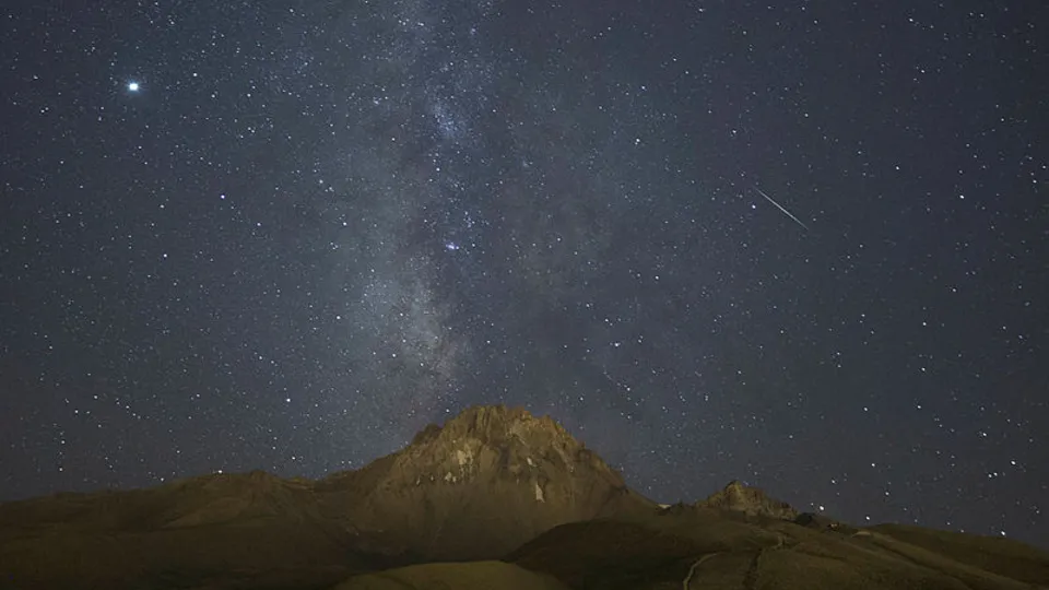 Gökyüzünde meteor şöleni! Vatandaş saatlerce takip etti