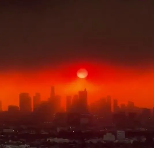 abd-cehennemi-yasiyor-californiadan-olum-haberleri-geldi-bidendan-skandal-aciklamalar-1736403744791.jpg Los Angeles'ta yangın sürerken bu sabahki gün doğumu (AP)