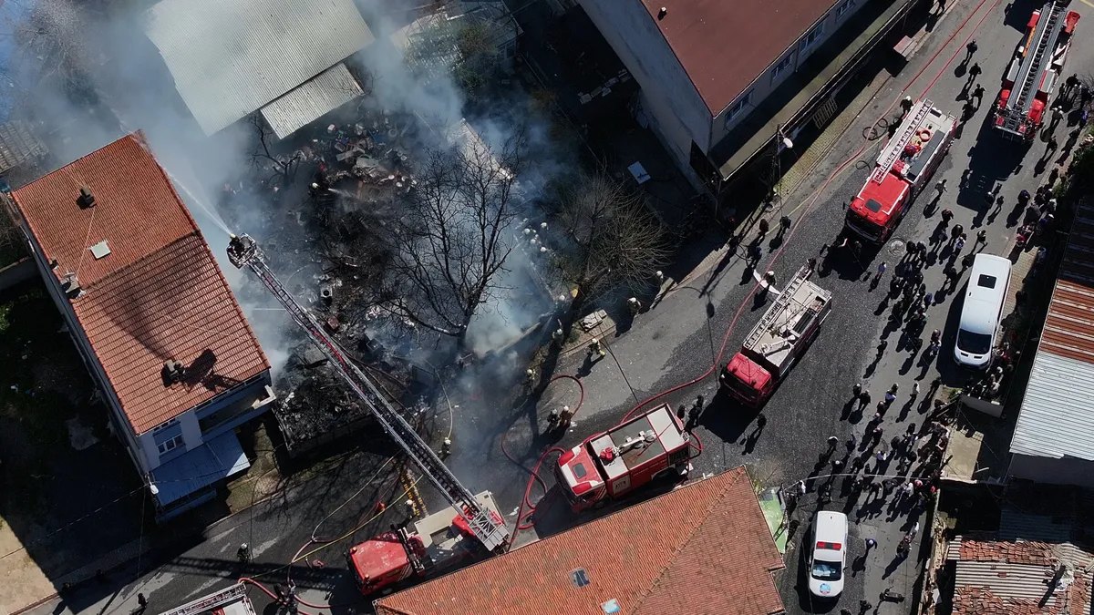Ümraniye'de hurdalık alanda yangın paniği