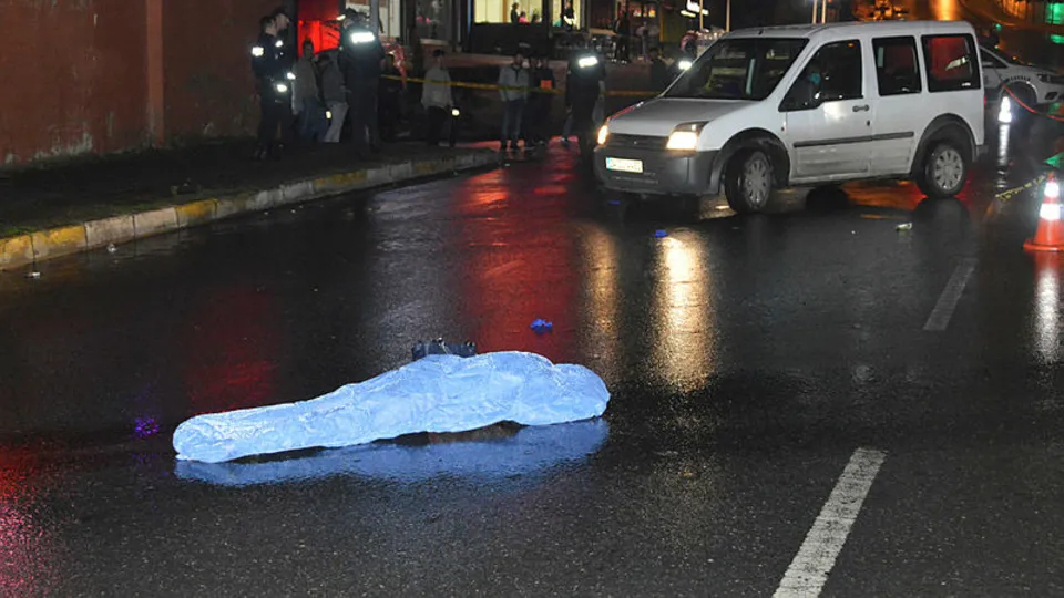 Gaziosmanpaşa'da feci olay! Yolun karşısına geçmek isteyen 3 kişiye araba çarptı