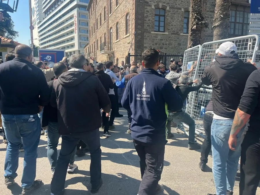 izmirde-vakif-binalari-tahliyesinde-gerilim-chpli-gruptan-polise-cirkin-saldiri-1775494240613.jpg Fotoğraf (DHA)