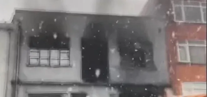 Beyoğlu'ndaki 3 katlı binada yangın!