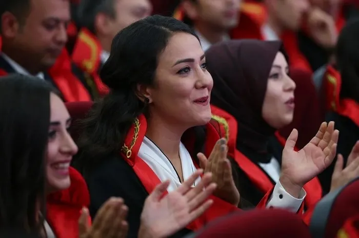 hakim-ve-savci-yardimciligi-yonetmeligi-resmi-gazetede-yayimlandi-1715034421726.jpeg Hakim ve Savcı Yardımcılığı Yönetmeliği Resmi Gazete'de yayımlandı - 1