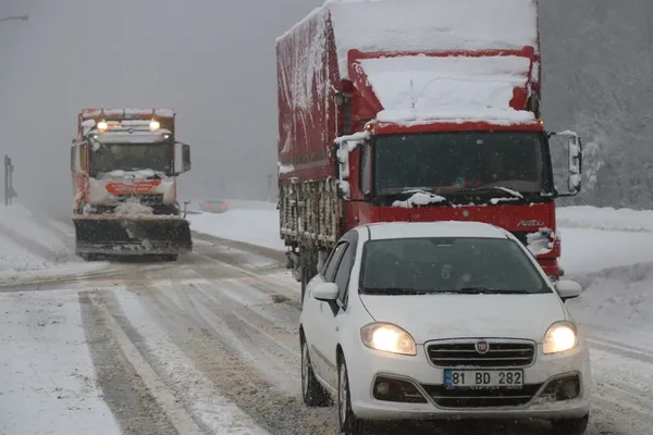 Bolu Dağı saatlerdir ulaşıma kapalı! Bolu Dağı'nda yüzlerce araç bu halde... - 2