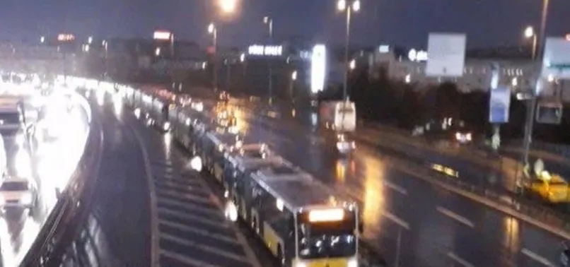 İstanbul'da bilindik manzara! Metrobüs arızası sonrası oluşan kuyruk Yenibosna'ya uzadı! İşte o anlar...
