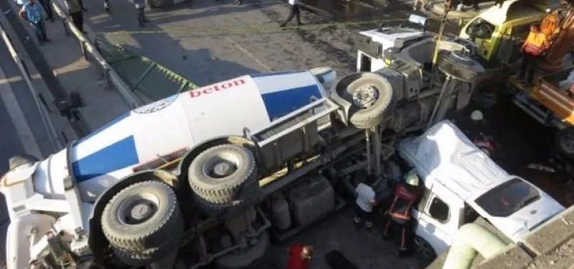 Kadıköy'de beton mikseri aracın üstüne uçtu