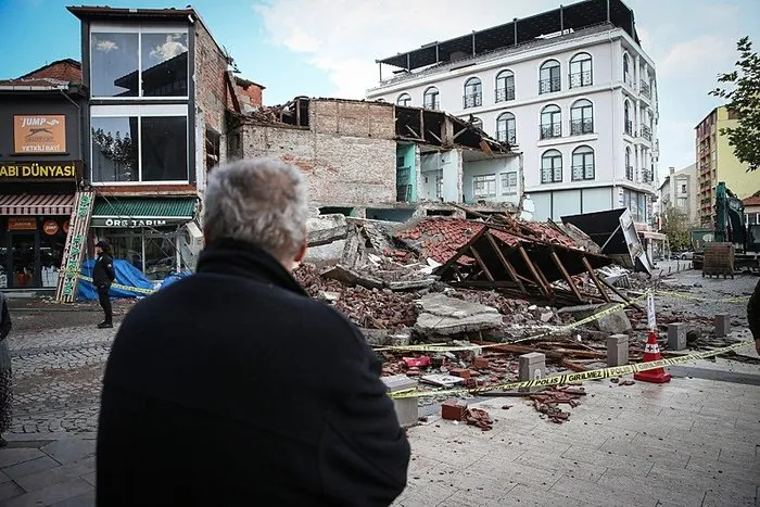 deprem-firtinasi-yasanan-sindirgi-icin-dikkat-ceken-uyari-uzman-isim-2-etkeni-acikladi-1761729226717.jpeg Sındırgı'da geçtiğimiz gün meydana gelen 6,1'lik depremde bazı binalar yıkılmıştı. (AA)