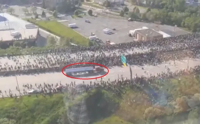 Son dakika: ABD Minneapolis’te tanker göstericilerin arasına böyle daldı |Video