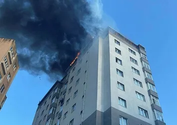 İstanbul Kağıthane'de yangın paniği! 12 katlı binanın çatısı alevler içinde