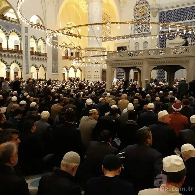 Büyük Çamlıca Camii'nde tarihi kalabalık!