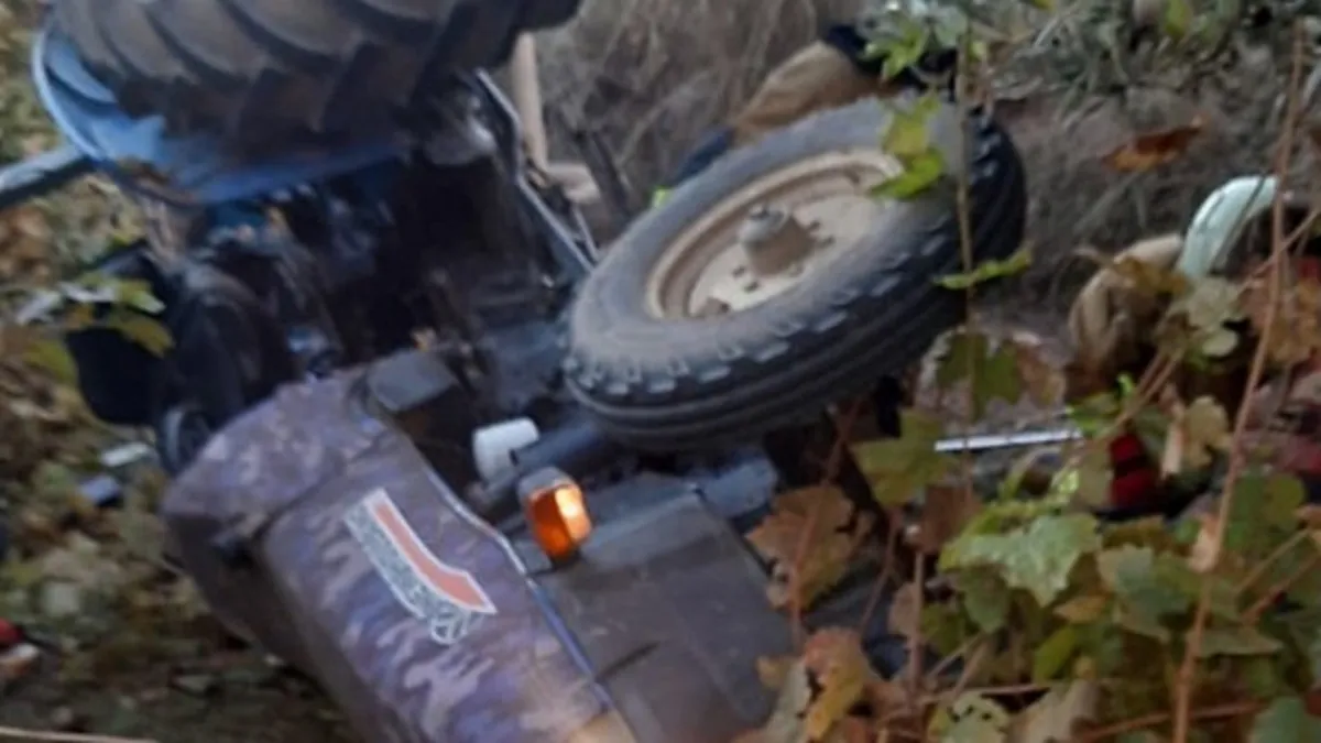 Manisa'da devrilen traktörün altında kaldı! Emekli öğretmen hayatını kaybetti