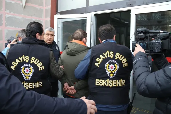 fare-zehri-icerek-intihara-tesebbus-etmisti-tugce-canin-katil-zanlisi-adliyeye-sevk-edildi-1673960158337.jpg Fare zehri içerek intihara teşebbüs etmişti! Tuğçe Can’ın katil zanlısı adliyeye sevk edildi! - 3