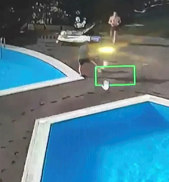 İstanbul’da şoke eden anlar! Köpeğine tekme atan site yöneticisini havuza attı - 1
