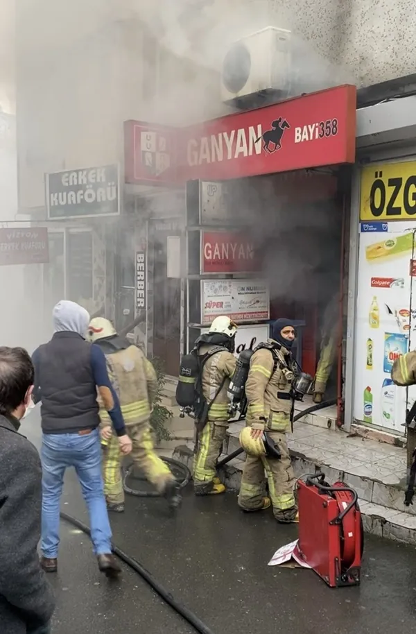 fatihteki-yanginda-can-pazari-camdan-atladilar-1639557471983.jpg Fatih’teki yangında can pazarı! Camdan atladılar - 1