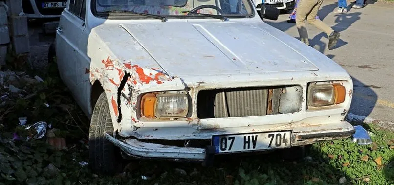 Antalya'da polislerden kaçan otomobil hırsızı evine saklandı