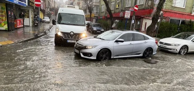 İstanbul’da sağanak yağış! İş yerlerini su bastı vatandaş zor anlar yaşadı