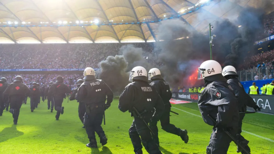 Hamburg olaylı maçın ardından resmen küme düştü!