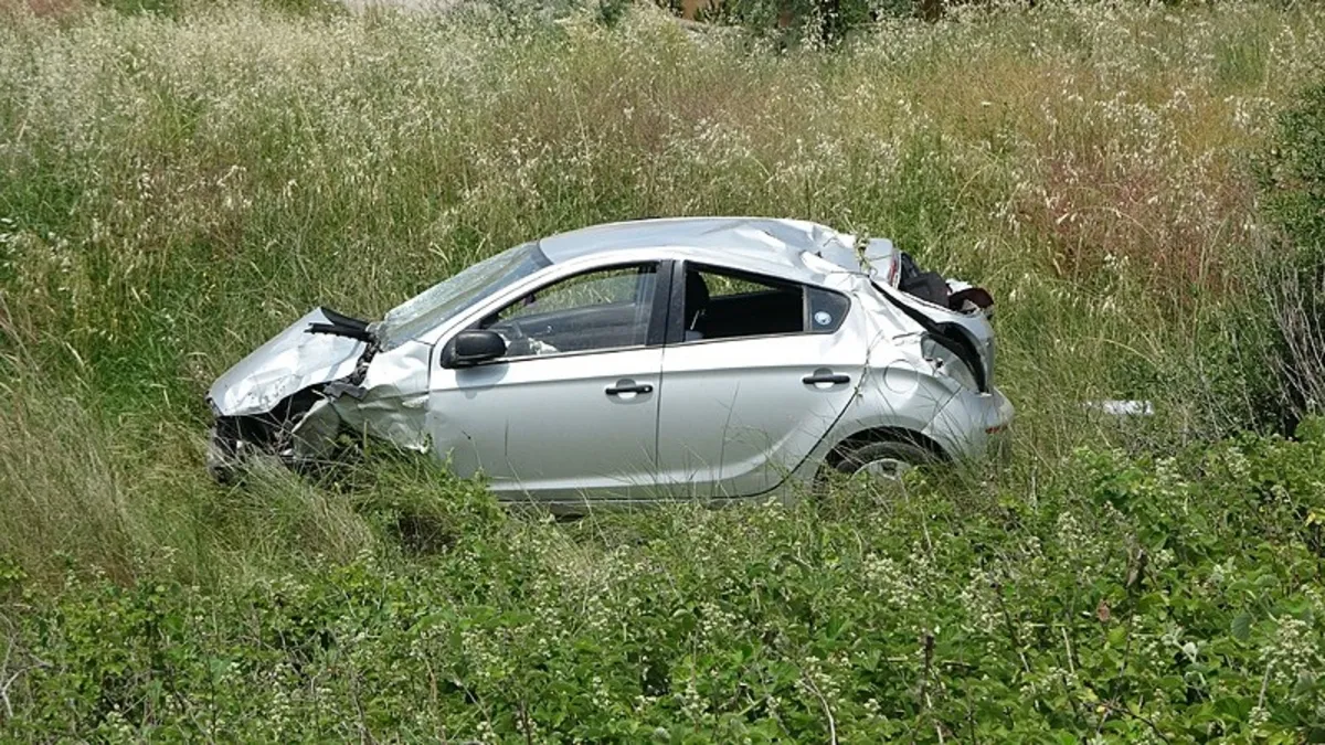 Çanakkale'de sıkıştırılan araç şarampole uçtu: 1 yaralı