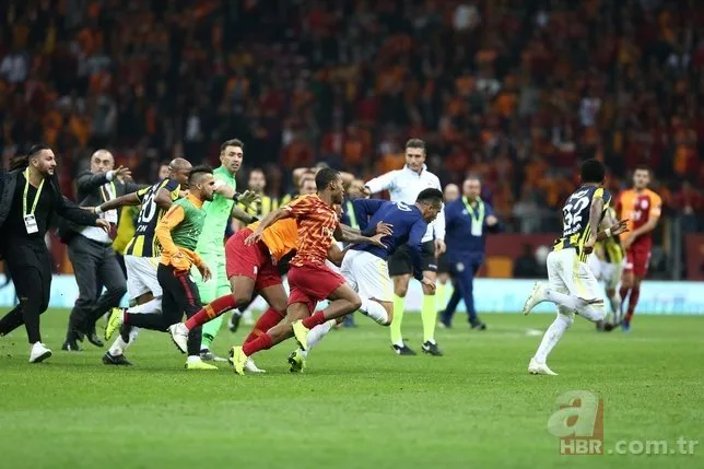 Galatasaray-Fenerbahçe maçının bitiş düdüğüyle birlikte saha karıştı