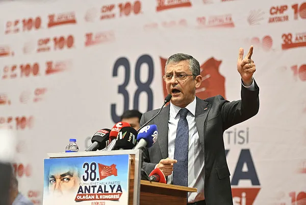 1697003829540.jpg Özgür Özel İYİ Parti ve HDP'ye mavi boncuk dağıttı! Bay Kemal'e protokolden salladı ittifak çağrısı yaptı... - 4