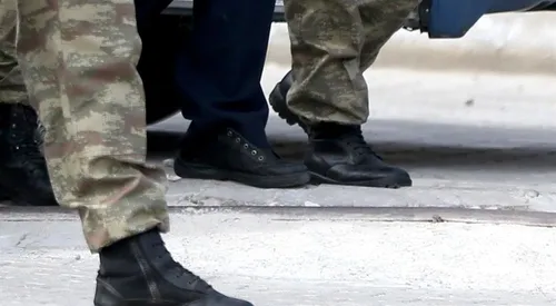 Darbeci Huduti'nin ayakkabılarındaki bağcıklar çözüldü - 1