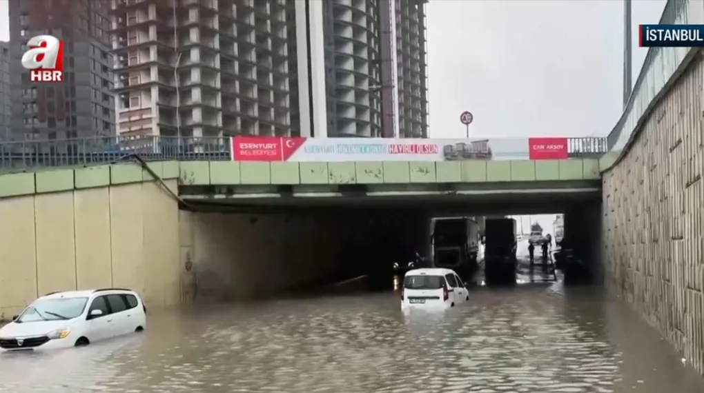 İstanbul'da sağanak hayatı felç etti! Hacıosman metrosunu su bastı, yollar göle döndü