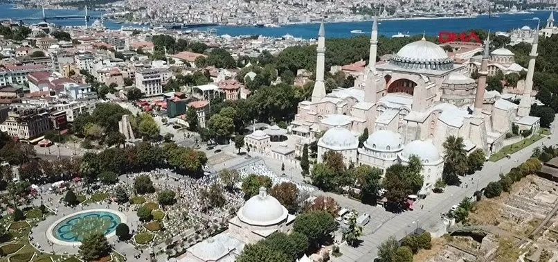 Ayasofya Camii'ndeki cuma namazına yoğun katılım!