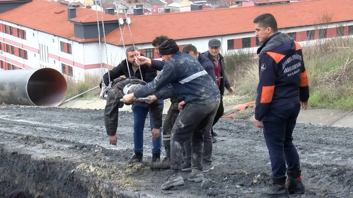Başakşehir'de 5 metre derinlikte yaralanıp mahsur kalan işçi kurtarıldı
