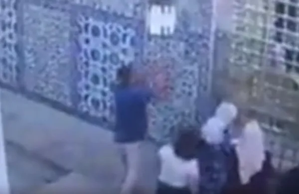eyup-sultan-turbesine-saldiri-cekicle-cinilerin-kirildigi-anlar-kamerada-1660035759825.jpg Eyüp Sultan Türbesi'ne saldırı! Çekiçle çinilerin kırıldığı anlar kamerada - 5