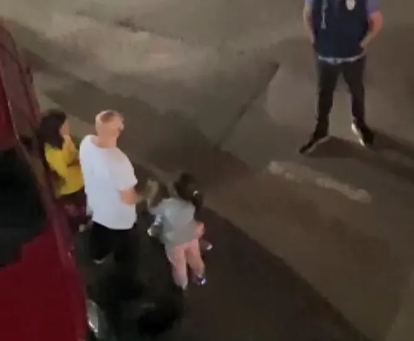 alkollu-baba-kizlarinin-yaninda-otomobilini-polislerin-uzerine-surdu-1632128503623.jpg Alkollü baba kızlarının yanında otomobilini polislerin üzerine sürdü! - 1