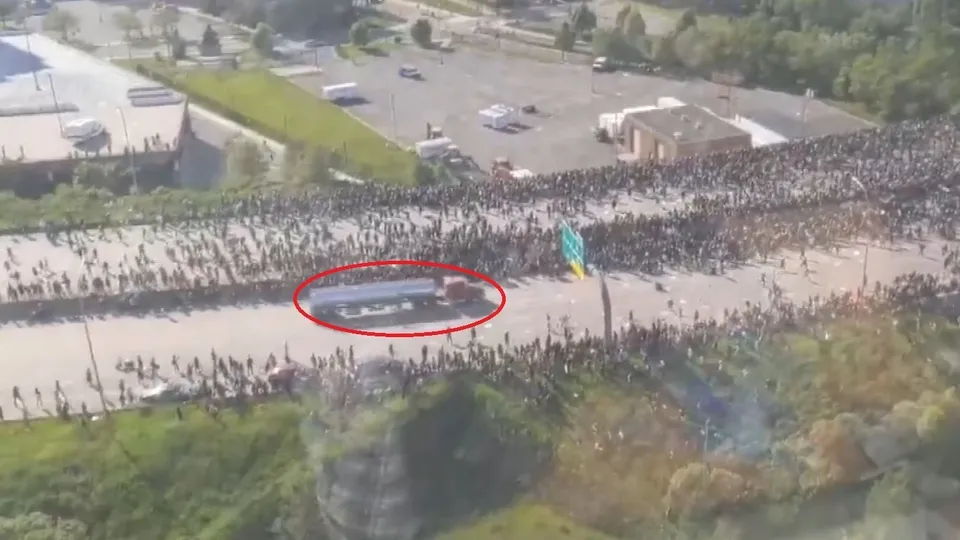 Son dakika: ABD Minneapolis’te tanker göstericilerin arasına böyle daldı |Video