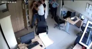 Vali yardımcısından gazeteciye darp