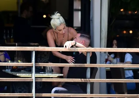 Bradley Cooper’la aşk yaşadığı iddia edilen Lady Gaga yeni sevgilisiyle görüntülendi