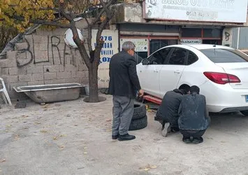 Oto lastikçilerde kış lastiği yoğunluğu